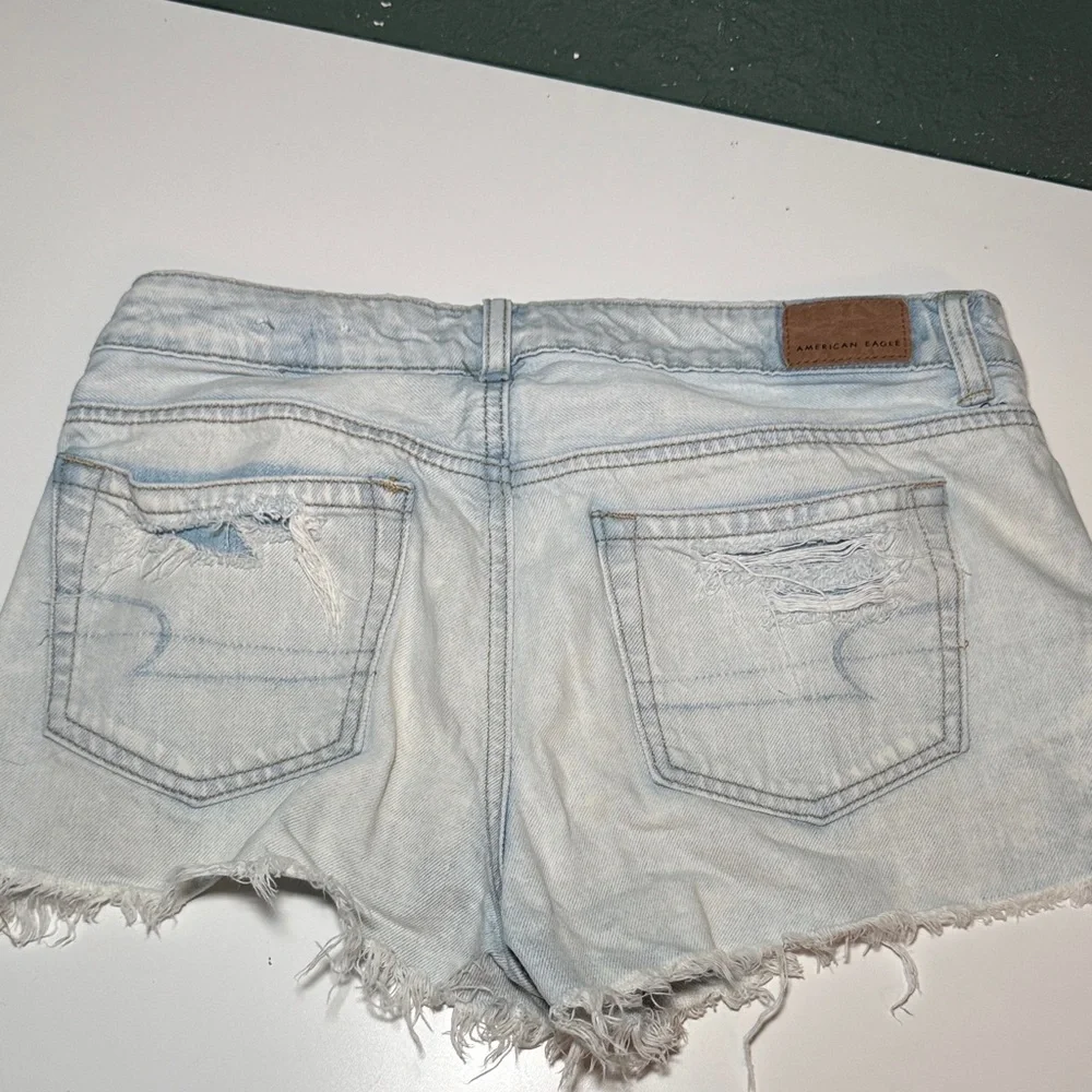 Women's American Eagle Outfitters Light Wash FrayedJean Shorts Size 2 Small